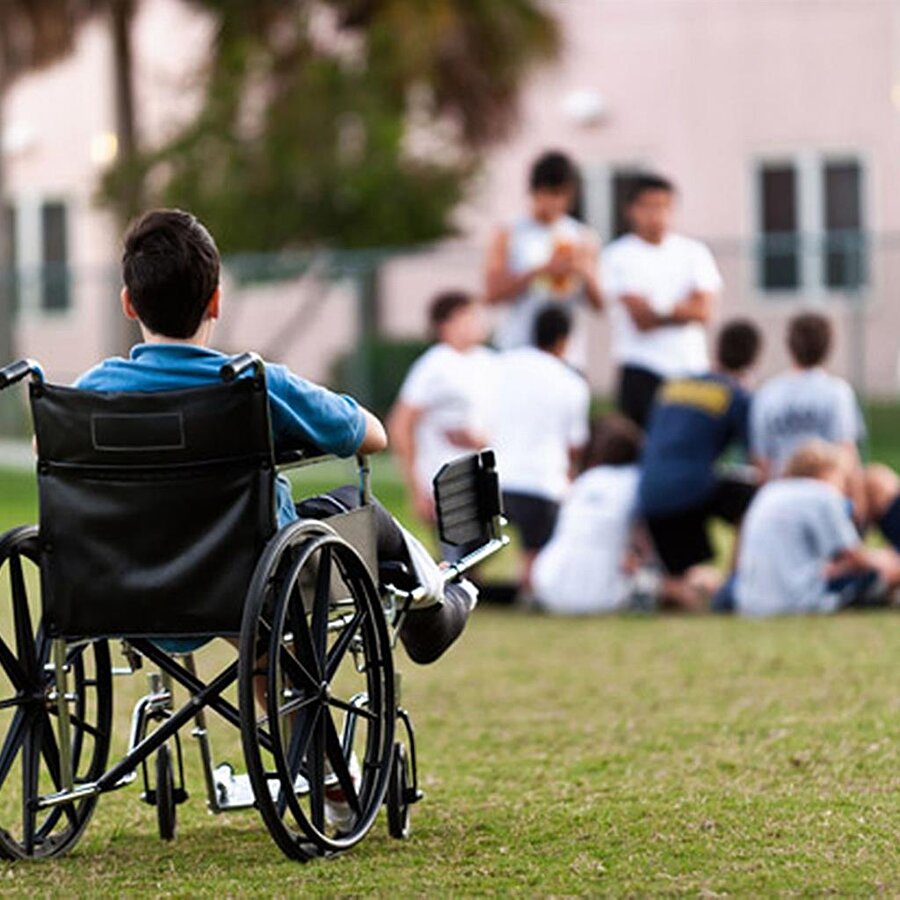 Engelli çocuk sayısı: 100 milyondan fazla
DSÖ, 100 milyondan fazla engelli çocuğun bulunduğunu ve bu çocukların, engelli olmayan çocuklara oranla şiddete maruz kalma olasılığının neredeyse dört kat daha fazla olduğunu vurguladı.Öte yandan, dünyadaki 466 milyon işitme engellinin 34 milyonunu 15 yaş altı çocuklar oluşturuyor. 

  


  
Örgüt, dünya genelinde engelli olmayan insanlara kıyasla, engelli insanların daha kötü sağlık durumu, daha düşük eğitim başarısı ve iktisadi katılımın yanı sıra daha yüksek yoksulluk oranlarına sahip olduğuna işaret ediyor. 
  


  
Sağlık, eğitim, istihdam, ulaşım ve bilgi edinme gibi hizmetlere erişimde engelli bireylerin karşılaştığı türlü zorluklar bu farkı oldukça net açıklıyor.Engelli bireylerin işsiz kalma ihtimalinin daha yüksek olduğunu ve engellilerin istihdam edildiklerinde bile genellikle daha az kazanç elde ettiklerini ortaya koyan örgüt, genel olarak engelli kişilerin iş gücü piyasasında ciddi dezavantajlarla karşılaştıklarına vurgu yapıyor.