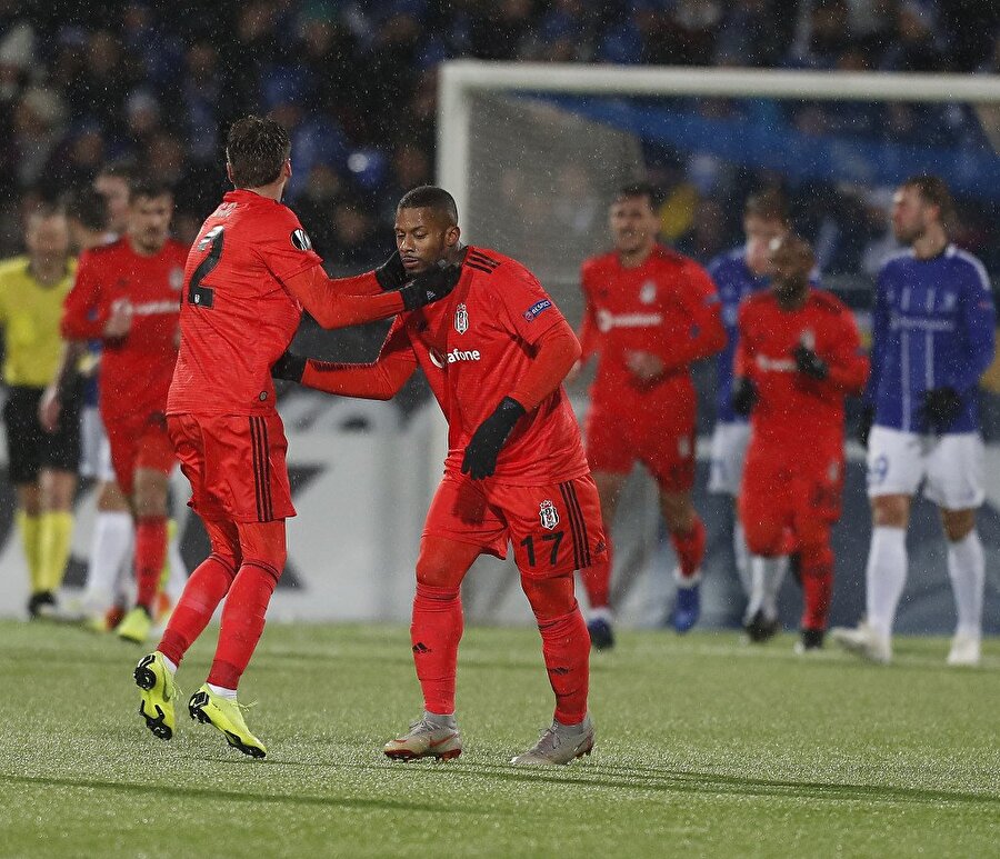 Jeremain Lens, Sarpsborg deplasmanında attığı golün sevinci takım arkadaşıyla yaşıyor.