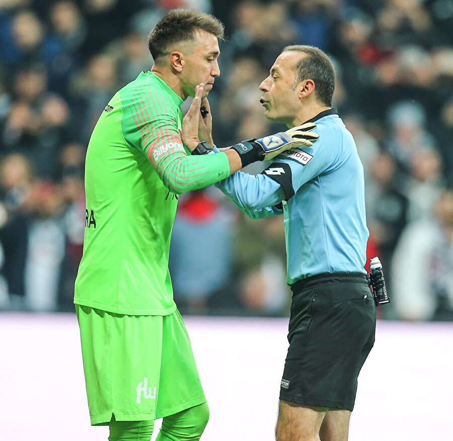Fernando Muslera, sarı kırmızılı ekip aleyhine verilen penaltı kararının ardından Çakır'a itiraz ediyor.