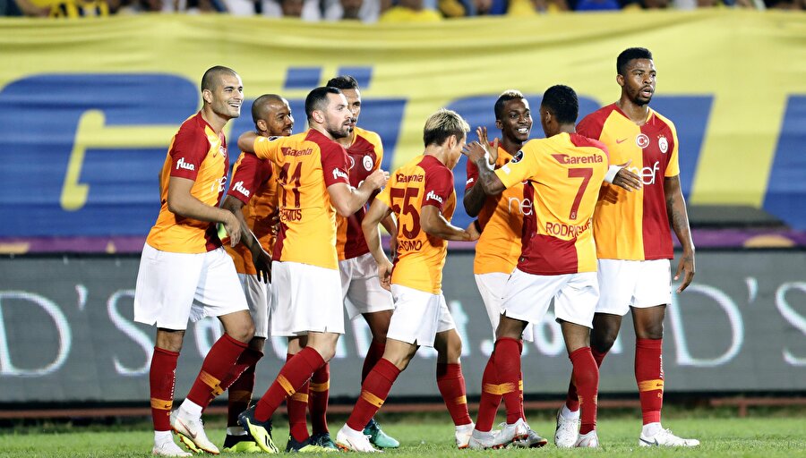Arşiv: Galatasaray futbolcular takım halinde gole seviniyor...