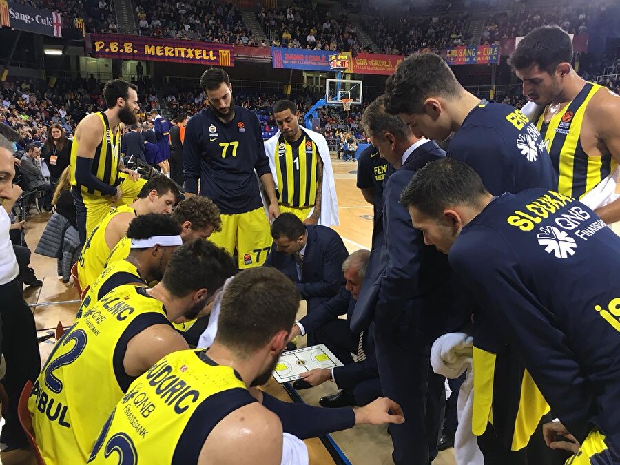 Obradovic, molada oyuncularına taktik verirken...
