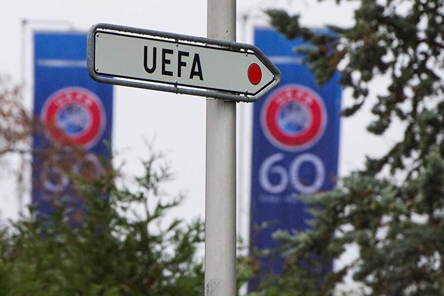 UEFA'nın Nyon'da bulunan yerleşkesinde genel merkez binasını gösteren tabela.