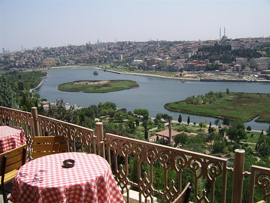 Pierre Lotti Tepesi
Eyüp Sultan deyince akla ilk gelen yerlerden biri olan bu tepe, hem kapalı ve açık alanları hem de tarihi manzarası ve dokusuyla yerli ve yabancı turistleri kendisine çekmeyi başarıyor.
