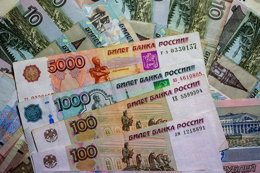 Rus Rublesi
Rusya para birimi Ruble’dir. Rusya Çarlığı, Rus İmparatorluğu ve Sovyetler Birliği (SSCB) döneminde de para birimi olarak ruble kullanılmıştır. 1 Ruble 100 kapike bölünür. Rusya Federasyonu haricinde kullanıldığı ülkeler ise Abhazya ve Kuzey Osetya'dır.
