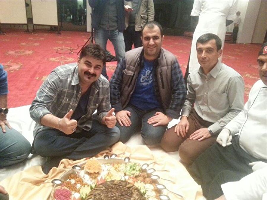 Maklube yerken görüntülenmişti
Sunucu Murat Yeni, FETÖ örgütün sembolü haline gelen maklube yerken görüntülenmişti.Maklube yemeği; tencerenin dibinde hazırlanmış, pişmiş et parçaları, patlıcan, biber, pirinç konularak pişirilmiş, ters çevirdiği zamanda pasta gibi kalıp halinde tepsiye ortalanıp yerleştirilen bir Arap yemeğidir. Etrafına da yeşillik ve soğan doğranır, birlikte servis edilir.