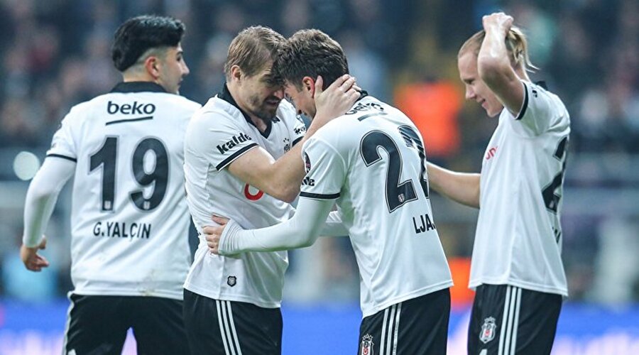 Caner Erkin ve Adem Ljajic derbide öne geçmenin sevincini yaşıyor...