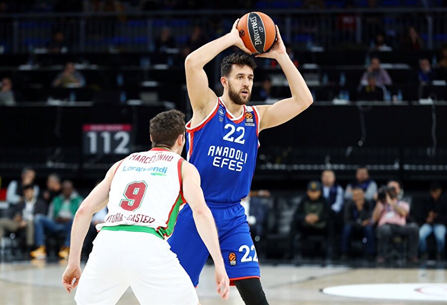 Vasilije Micic pas verecek arkadaşını arıyor.