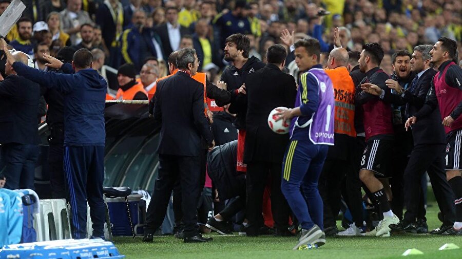 Olaylı maçta yedek kulübesinde bulunan Tolga Zengin, Fenerbahçeli bir taraftarla diyaloğa girmişti.