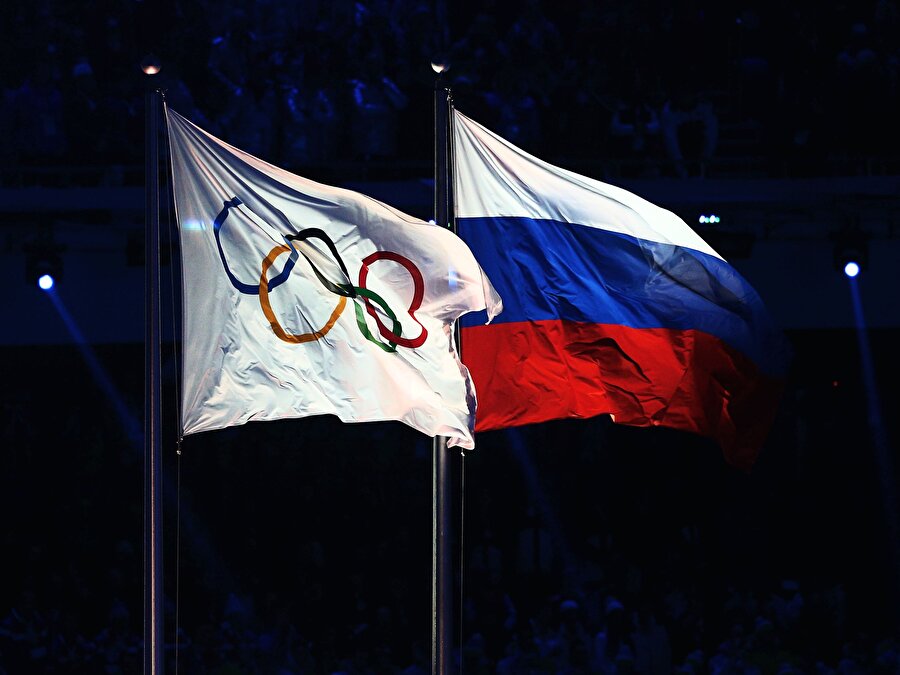 Olimpiyat ve Rus bayrağı oyunlar öncesinde birlikte dalgalanıyor.