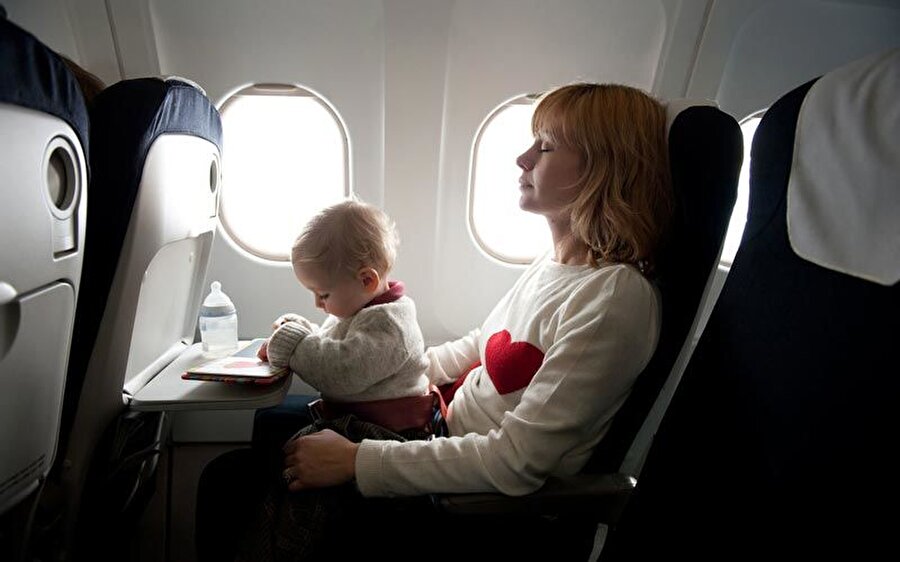 Bebeksiz bir uçuş
Eğer bir bebeğin yanında oturmak istemiyorsanız tercihiniz, gece geç saat uçuşları ya da sabahın erken vakitleri olsun. Zira uzmanlar da, yeni ebeveynlerin çoğunun bu saat aralıklarında uçuşu tercih etmeyeceklerini belirtiyorlar. Ayrıca yine bu kapsamda, cam kenarlarından da uzakta durun.