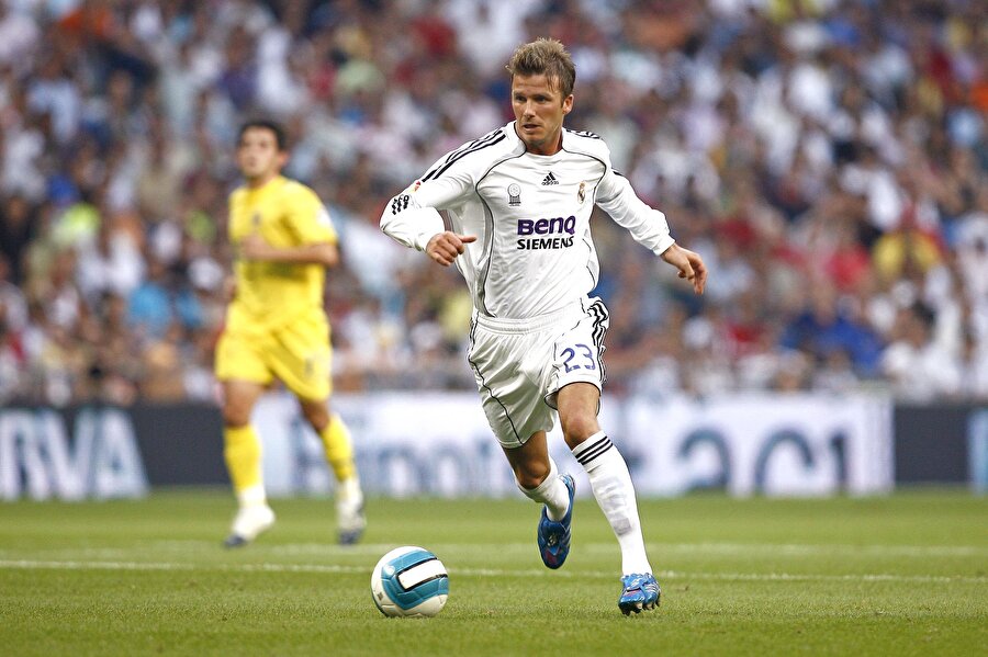 David Beckham
İngiliz temsilcisi Manchester United, İspanyol Real Madrid, ABD takımı Los Angeles Galaxy ve Fransız Paris Saint-Germain (PSG) ile 4 ayrı ligde şampiyonluk yaşayan tek İngiliz futbolcu Beckham, 1999'da Altın Top ödülünde, 1999 ve 2001 yıllarında da Dünyada Yılın Futbolcusu ödülünde 2'nciliği elde etti.