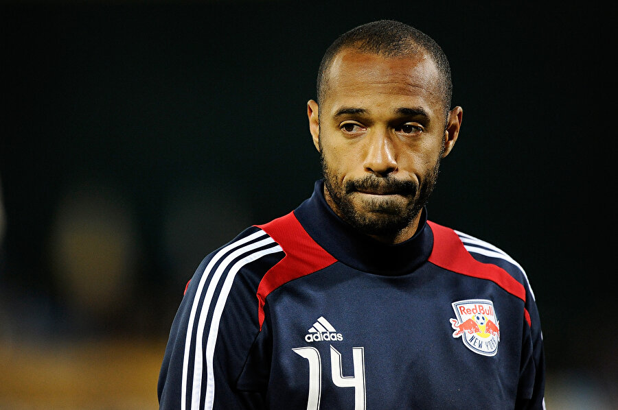 Thierry Henry kariyerinin son döneminde forma giydiği New York Red Bulls idmanında kara kara düşünüyor.