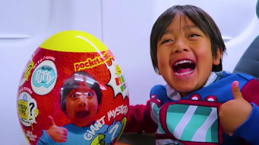 Sosyal medyadan elde edilen gelirin 21 milyon doları videoların öncesinde çıkan reklamlardan, kalan 1 milyonu ise sponsorlu içeriklerden geliyor.