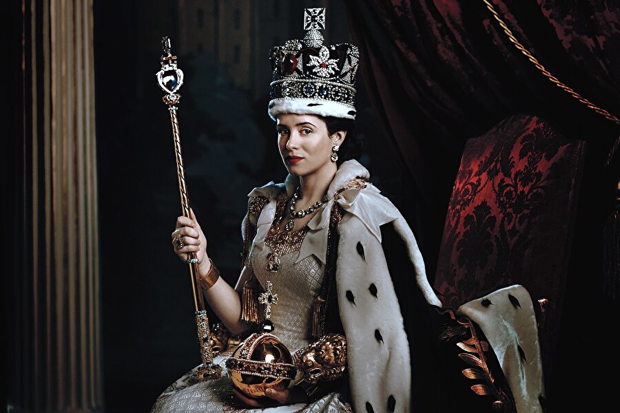 The Crown 
Bu dramada Kraliçe II. Elizabeth'in hükümdarlığındaki siyasi rekabetler, aşk ve 20. yüzyılın ikinci yarısına şekil veren olaylar anlatılıyor.