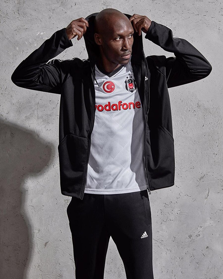 Atiba Hutchinson kulübün resmi ürünleri için yapılan katalog çekiminde poz veriyor.