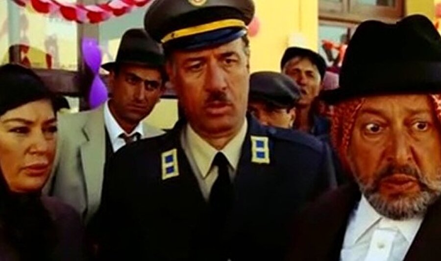 Propaganda ile adından söz ettirdi
Metin Akpınar, Kemal Sunal ile birlikte oynadığı ve yönetmenliğini Sinan Çetin’in yaptığı “ Propaganda ” filmiyle adından söz ettirdi. 