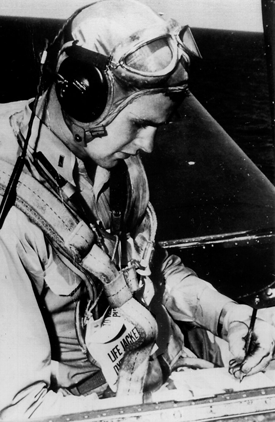 Torpido bombardıman pilotu
II. Dünya Savaşı sırasında (1942-44) Büyük Okyanus'taki uçak gemilerinde torpido bombardıman pilotu olarak görev yaptı. Üstün Uçuş Nişanı'nı kazandı. ABD başkan ve başkan yardımcıları içinde en yaşlı olan 2. Dünya savaşı gazisi unvanını aldı. 1942 yılında akademiyi bitirmesinin akabinde Deniz Kuvvetleri’ne yedek subay olarak katıldı, II Dünya Savaşı dönemi 1941-1944 yılları arasında torpido bombardıman pilotu olarak görev yaptı. Bush’un, 2. Dünya savaşında orduda aldığı görevler ve başarıları hayatının sonraki dönemlerini önemli ölçüde etkiledi. 1943 yılında Filipin Denizi Savaşında hava operasyonunu gerçekleştiren ekipte yer aldı. 1944 yılında teğmenliğe yükseldi. Japonların Chichijima yerleşkesine gerçekleştirdiği hava operasyonunda Japon hava bataryaları tarafından uçağının vurulmasına rağmen motorunun alev alması üzerine uçaktan atlayarak kurtuldu. 1944 yılı boyunca 58 uçuş gerçekleştirdi. Bunun neticesinde üç uçuş madalyası, üstün uçuş madalyası ve başkanlık birlik savaş madalyası aldı.