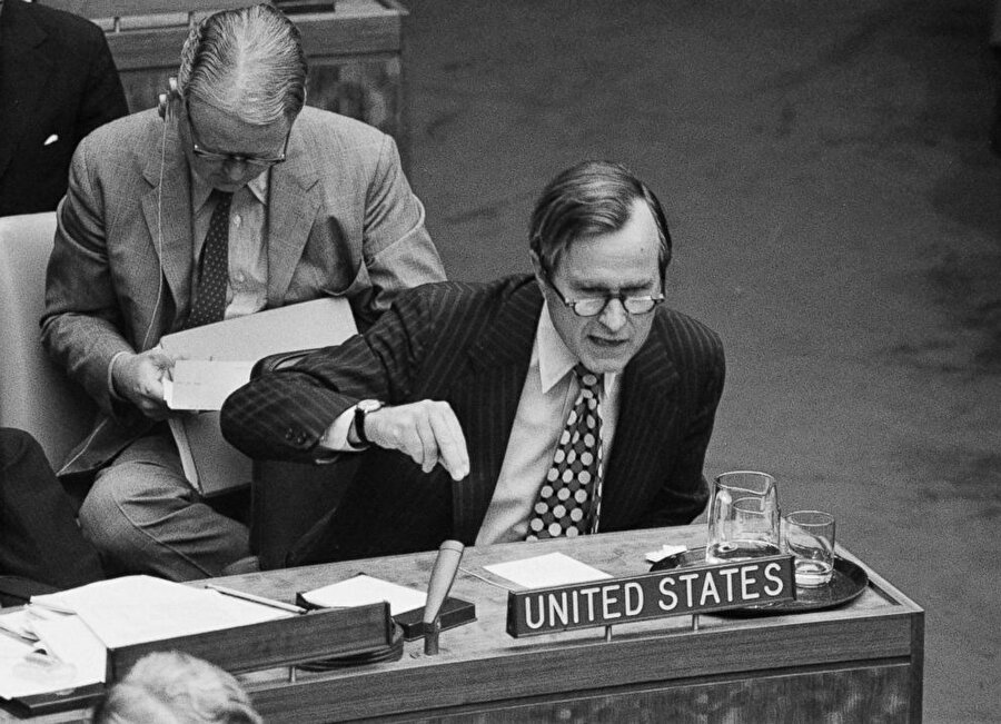 Birleşmiş Milletler Büyükelçiliği

                                    1971 yılında ABD'nin Birleşmiş Milletler nezdinde elçilik görevini üstlendi. Soğuk savaşın birer tarafı olmaları hasebiyle ABD'nin Çin’de herhangi bir büyükelçiliği bulunmuyordu. Bush, resmi olmasa da bu süreçte (1974-1975) büyükelçi gibi hareket ederek iki ülkenin yakınlaşmasına katkı sağladı.
                                