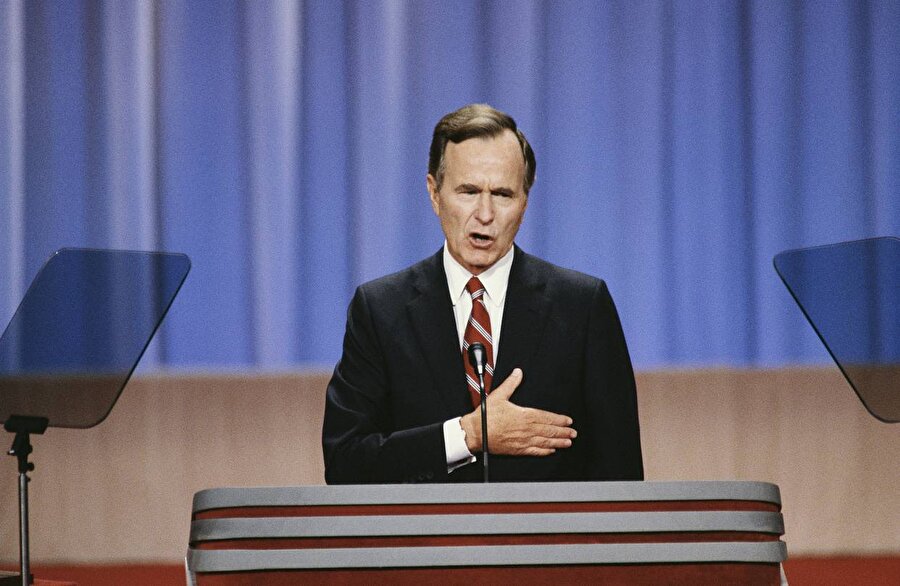 Başkanlık dönemi
Baba Bush, 20 Ocak 1989 yılında Ronald Reagan’ın halefi olarak başkanlık görevine başladı. Aralık 1989’da, ABD’de uyuşturucu kaçakçılığıyla suçlanan Panama lideri General Manuel Antonio Noriega’yı devirmek amacıyla ABD kuvvetlerinin bu ülkeyi işgal etmesi emrini verdi (ABD’nin Panama’yı işgali). Öte yandan Nikaragua’nın demokratik seçimlere yönelmesi üzerine ABD’nin bu ülkedeki ayaklanmacılara yönelik yardımını kesti.