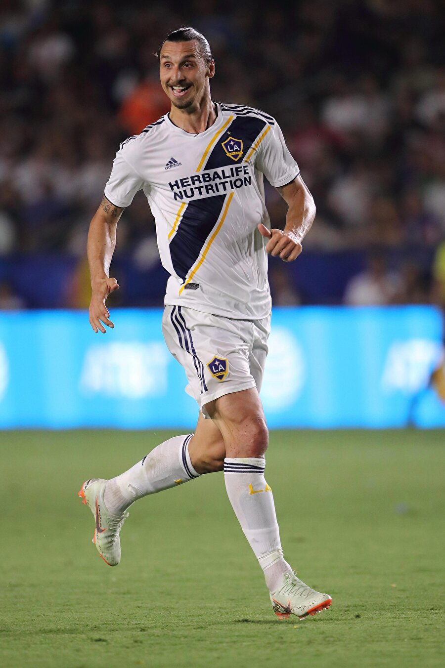 Zlatan Ibrahimovic takım arkadaşından pas bekliyor.