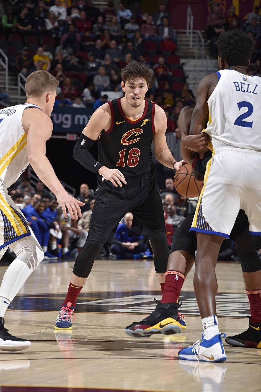 Cedi Osman, Golden State savunması arasında pas ve hücum opsiyonlarını düşünüyor.