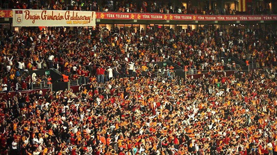 Galatasaray taraftarı kendi evinde gol sonrası sevinirken...