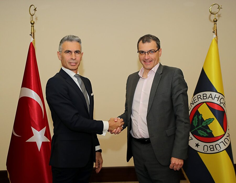 Alper Boğuşlu, Comolli ile el sıkışırken...