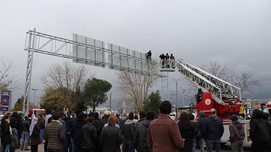 İzmit'te intihar etmek isteyen bir vatandaş, kendisini izleyenlere tezahürat yaptırıyor...