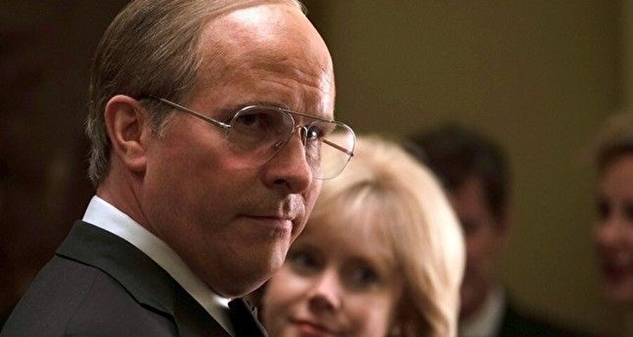  Dick Cheney'i canlandırıyor
Christian Bale'in Dick Cheney'i canlandırdığı filmde, Amy Adams Cheney'nin eşi Lynne Cheney'ye, Steve Carell dönemin savunma bakanı Donald Rumsfeld'e, Sam Rockwell ise George W. Bush'a hayat veriyor.
