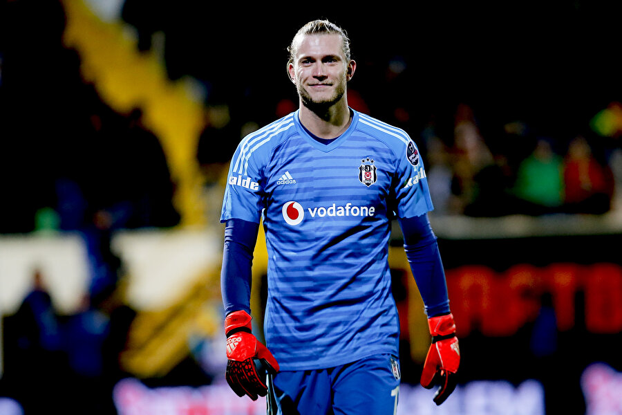Loris Karius kurtardığı pozisyonun ardından gazetecilere poz vermeyi ihmal etmiyor.