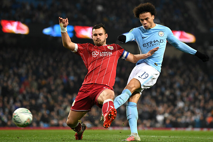 Bailey Wright, Leroy Sane ile ikili mücadele halinde.