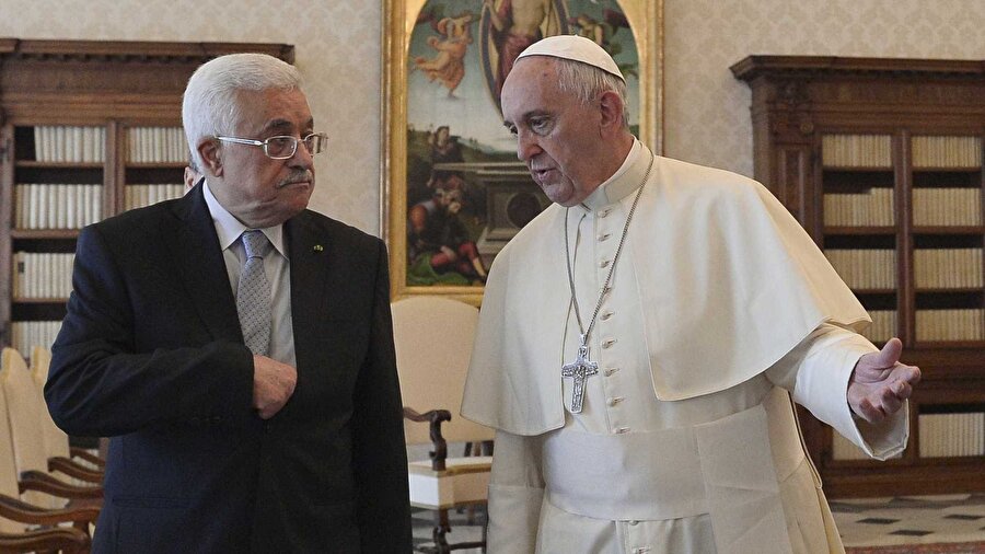 Mahmud Abbas: ABD Orta Doğu'da bir engel
Filistin Devlet Başkanı Mahmud Abbas, Vatikan'da Katolik aleminin ruhani lideri Papa Franciscus ile yaptığı görüşmede Orta Doğu sorununu ele aldı. Vatikan'daki Papalık Sarayı'nda yapılan görüşme yaklaşık 20 dakika sürdü. İtalyan haber ajanslarında yer alan haberlere göre, Abbas, Papa'ya hitaben "Bu Noel döneminde barış için dua ediyoruz ve size güveniyoruz." diye konuştu. Papa Franciscus da Filistin liderine Orta Doğu'da barışa yönelik mesajlarını iletti.