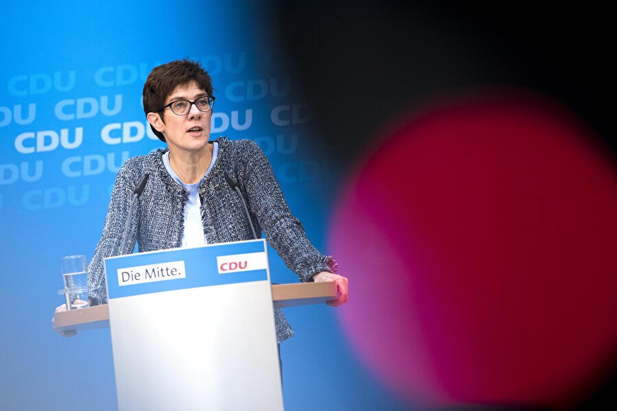 Hristiyan Demokrat Birlik partisi yeni lideri olarak Annegret Kramp-Karrenbauer