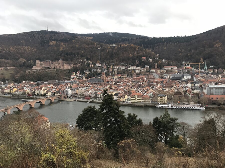 Almanya'nın 5. büyük şehri
Almanya'nın beşinci büyük şehri olan ve Avrupa'nın finans ve kültür merkezi olarak kabul edilen Frankfurt Main'a kara yoluyla yaklaşık 1 saat mesafedeki Heidelberg, tarihi, kültürel ve doğal özellikleriyle ön plana çıkan bir kent.

  


  
"Ich hab mein Herz in Heidelberg verloren /Kalbim Heidelberg’de kaldı" mısralarıyla şarkılara konu olan Heidelberg, dünyada romantizm şehri olarak da biliniyor. 
  


  
Baden-Württemberg eyaletindeki kent, birçok tarihi üniversitenin yanı sıra bilişim, tıp ve makine alanında Avrupa'da tanınan önemli merkezler arasında yer alıyor.