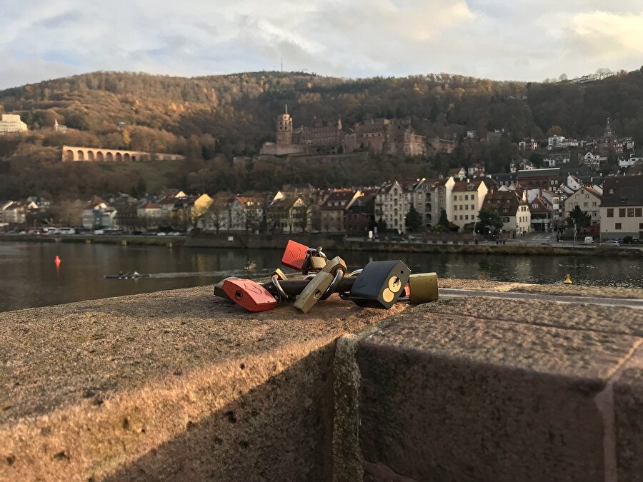 Sevginin simgesi kilitler
Kenti eski ve yeni diye ikiye bölen Neckar (Çılgın) Nehri'nde modern bent sistemi sayesinde deniz taşımacılığı da yapılırken, birçok geminin geçtiği nehir üstünde araç ve yolcu trafiğine açık çok sayıda köprü bulunuyor. 
  


  
Bunlardan biri olan, 200 metre uzunluğunda, 7 metre genişliğindeki Carl-Theodor Köprüsü, tarihi kaleyle birlikte kentin simgesi olarak kabul ediliyor. Bazı bölümlerinde restorasyon çalışmaları halen devam eden köprüye gelen çiftler, sevgilerinin simgesi kilitleri buraya bırakarak, dilek tutuyor ve fotoğraf çektiriyor. 
  


  
Şehri gezmek için bisiklet ya da araç kiralanabilen kentin en önemli turistik merkezi, hakim tepedeki Heidelberg Kalesi.