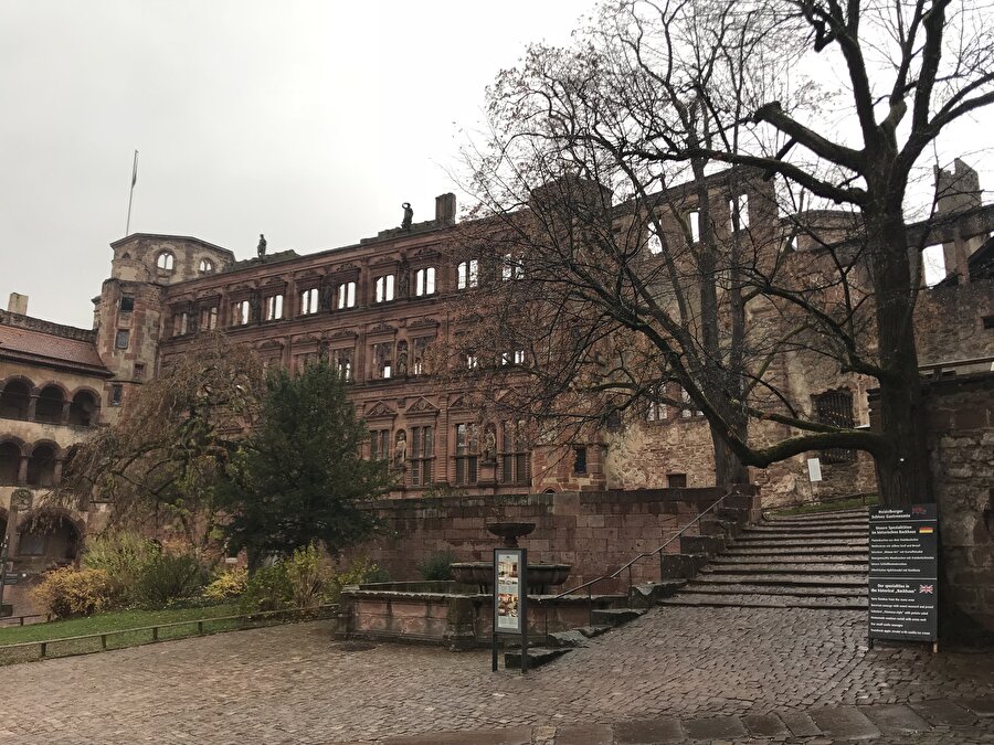 Heidelberg Kalesi
Kente özel kırmızı taşlarla 13. yüzyıldan itibaren inşa edilmeye başlandığı bilinen kale, bazı kuleleri yıldırım, yangın ve diğer sebeplerle zarar görse de ihtişamını hala koruyor.

  


  
UNESCO tarafından koruma altına alınan sembol yapıya, teleferikle ya da yaya ulaşılabiliyor. 
  


  
Roma İmparatorluğu'na da tanıklık etmiş tarihi kale, girişindeki eski saat kulesi, saray bölümündeki 185 bin 500 litrelik dünyanın en büyük ahşap fıçısı ve eczane müzesi ile turistlerin ilgisini çekmeyi sürdürüyor. 
  


  
Kentle ilgili tüm kartpostallarda yer alan Heidelberg Kalesi, tiyatro, opera ve klasik müzik etkinliklerine de ev sahipliği yapıyor.