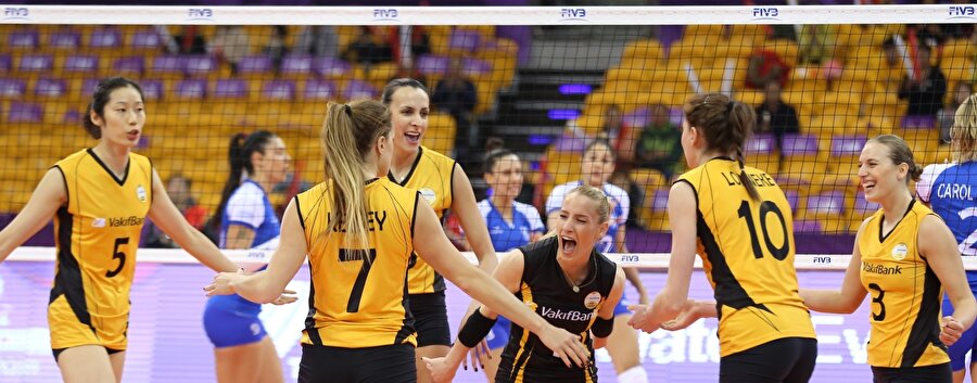 Son sette rakibe bariz üstünlük kuran VakıfBanklı oyuncular, alınan sayının ardından büyük sevinç yaşıyor...