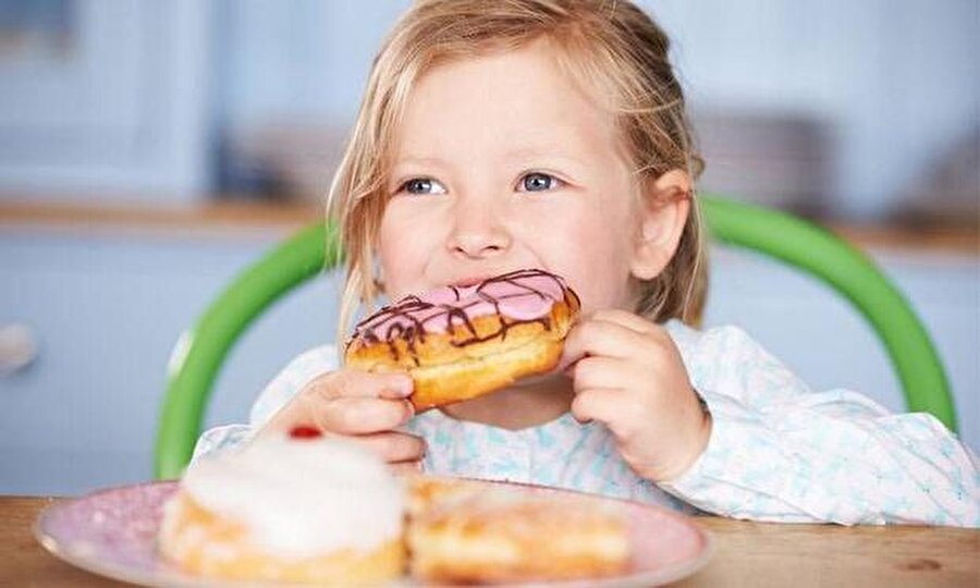 7. Çocukların Beyin Gelişimine Olumsuz Etkisi

                                    
                                    
                                    
                                    Aşırı şekerli ve karbonhidratlı yiyecekler beyin gelişimini olumsuz etkiliyor. Her türlü poğaça ve börek gibi yiyecekler hiperaktivite ve dikkat eksiliğini tetikliyor. 
                                
                                
                                
                                