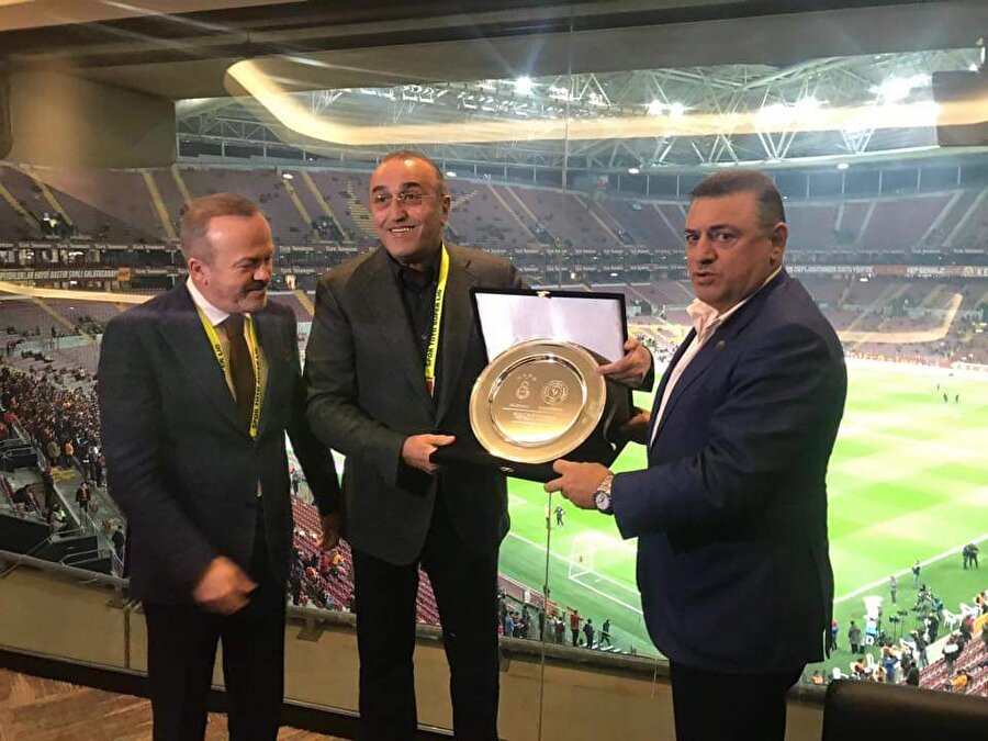 Galatasaray İkinci Başkanı Abdürrahim Albayrak, maç öncesinde Çaykur Rizespor Başkanına plaket takdim ediyor...