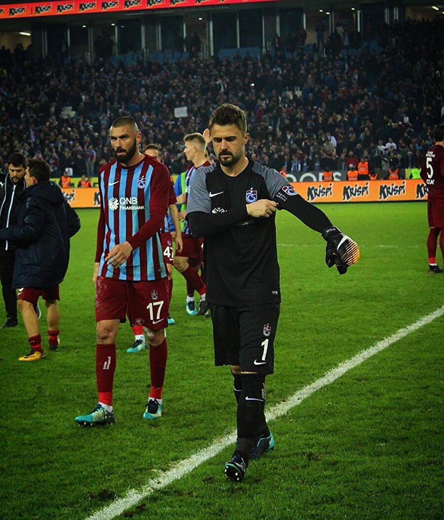 Arşiv: Burak Yılmaz ve Onur Kıvrak soyunma odasına doğru yöneliyor...