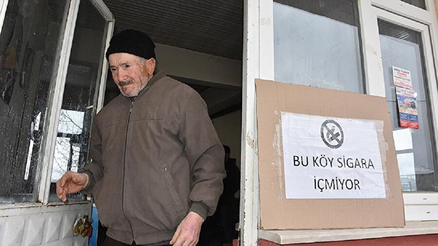 Köyün neredeyse her köşesinde 'Bu köy sigara içmiyor' tabelası asılı.
