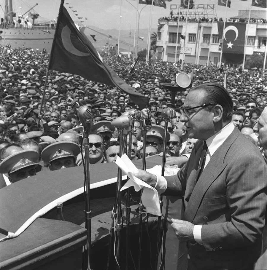 Adnan Menderes miting alanında.