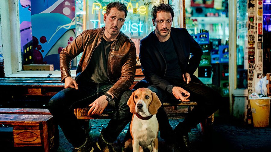 Dogs of Berlin
Almanya yapımı olan Dogs of Berlin, Berlin ve Marzahn takımları arasında oynanacak önemli bir maçtan yalnızca bir gece önce öldürülen Türk-Alman futbolcunun cinayeti sonrası birlikte çalışmak durumunda kalan iki polisin öyküsüne odaklanıyor. Polislerden birini Türk oyuncu Fahri Yardım canlandırıyor.