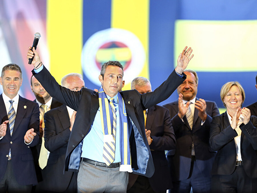 3. Ali Koç

                                    
                                    Son dönemlerin en akılda kalacak olaylarından birisi olan Fenerbahçe başkanlık seçimleri 2018 Haziran ayında gerçekleşti. 20 yıl boyunca aralıksız Fenerbahçe Spor Kulübü'nün başkanlığını yapan Aziz Yıldırım, ezici bir üstünlükte kaybettiği seçimle yerini Ali Koç'a devretti. Koç ailesinin en küçük oğullarından olan Ali Koç'un başkanlığa gelmesi, Fenerbahçe ve Türk spor camiasında çok konuşuldu.
                                
                                