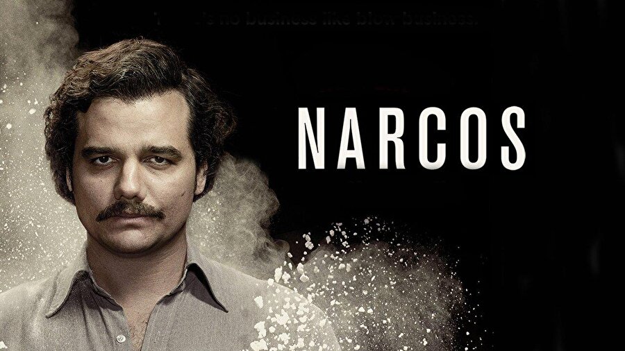 Narcos
Bu gangster dizisinde, Kolombiya'nın şiddet dolu ve güçlü uyuşturucu kartellerinin gerçek hikayesini izleyeceksiniz. Halen daha devam eden dizinin tanıtımı bu şekilde. Yapım, dünyaca ünlü uyuşturucu baronu Pablo Escobar'ın hikayesini anlatıyor.