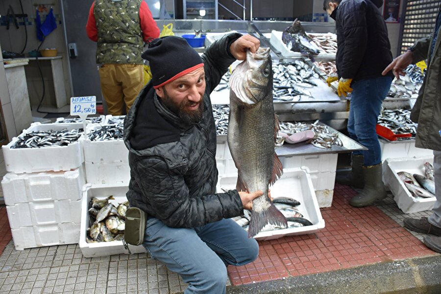Sinop'ta 9 ve 10 kilogramlık iki levrek avlandı.