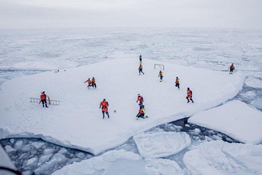 Norveç Donanması ve Norveçli bilim adamlarından oluşan iki farklı takım, Greenland'daki araştırma esnasında buzul üzerinde maç yapıyor.

                                    
                                    REUTERS/Marius Vagenes
                                
                                