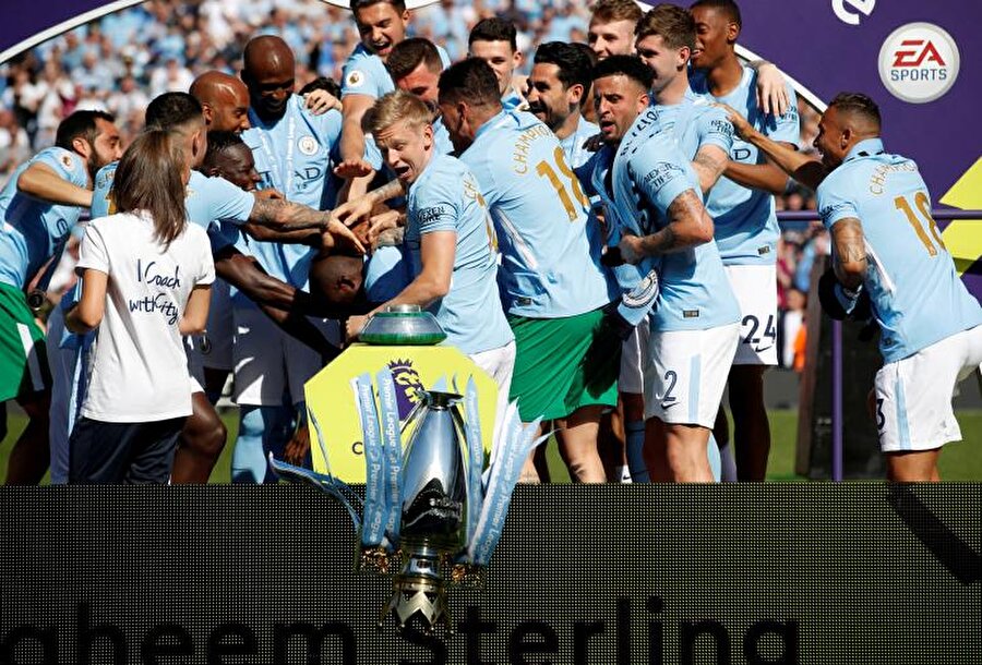 Manchester Cityli futbolcular şampiyonluk seremonisinde kupayı düşürüyor.
REUTERS/Carl Recine