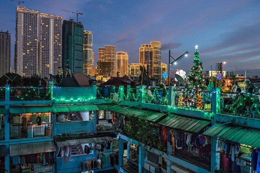 Filipinler'in başkenti Manila'nın merkezi semtinin ışıltılı gökdelenleri