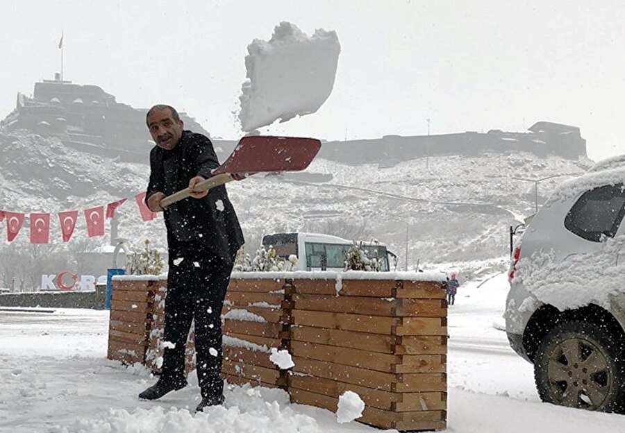 Bazı vatandaşlar kürekle karları temizledi.